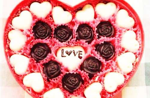 Hoa hồng và socola luôn là hai món quà ý nghĩa được chọn lựa nhiều nhất trong ngày 14-2